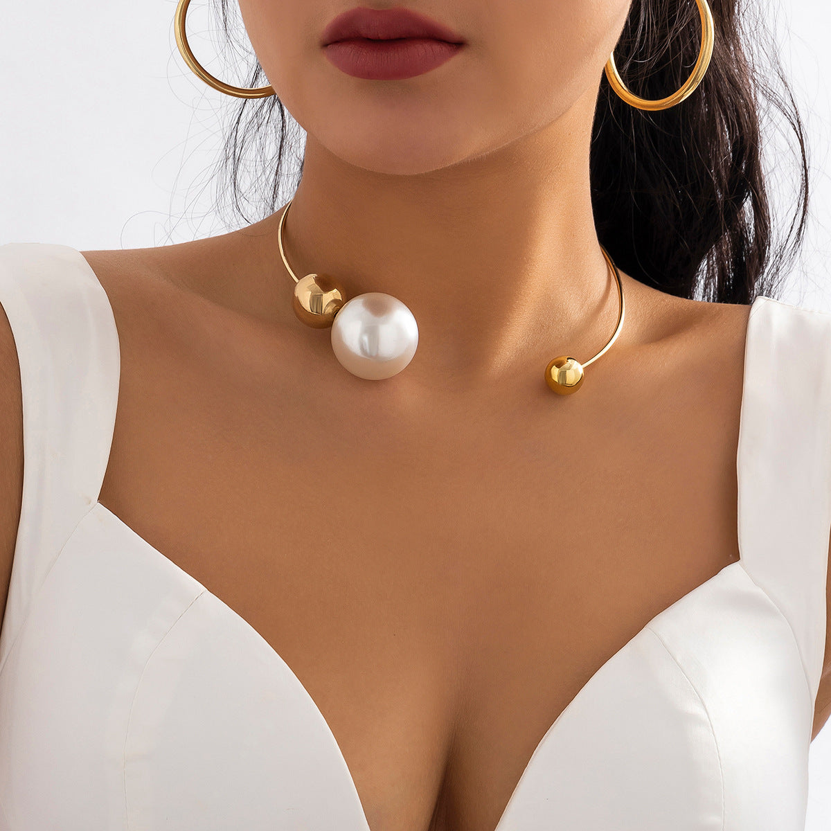 Simple Asymmetrical Pearl Collar